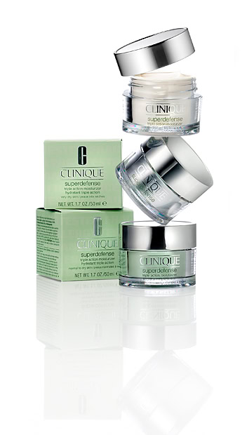 Clinique Pflege-Produkte hochwertig fotografiert als Turm