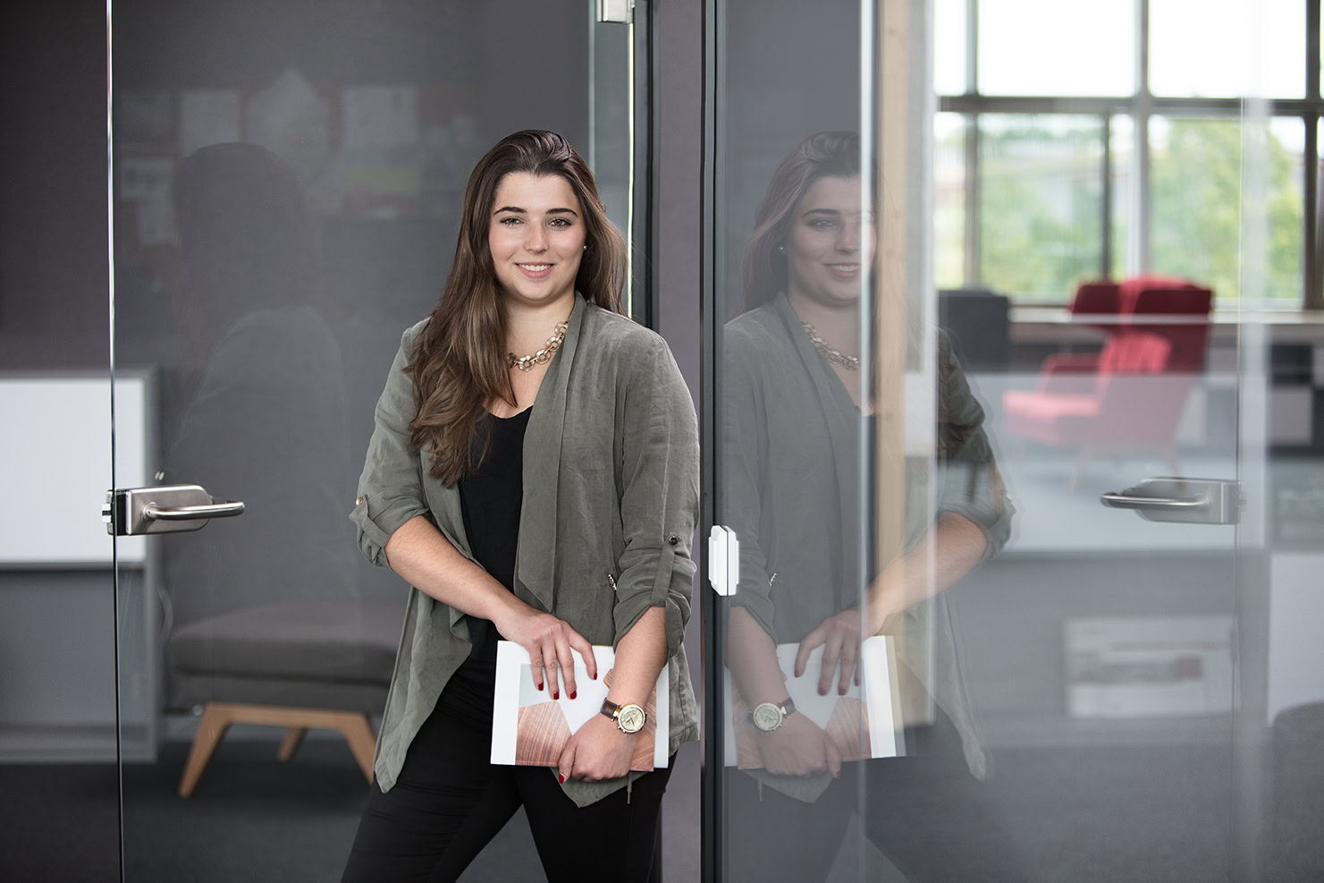 Businessportrait einer Mitarbeiterin im Büro
