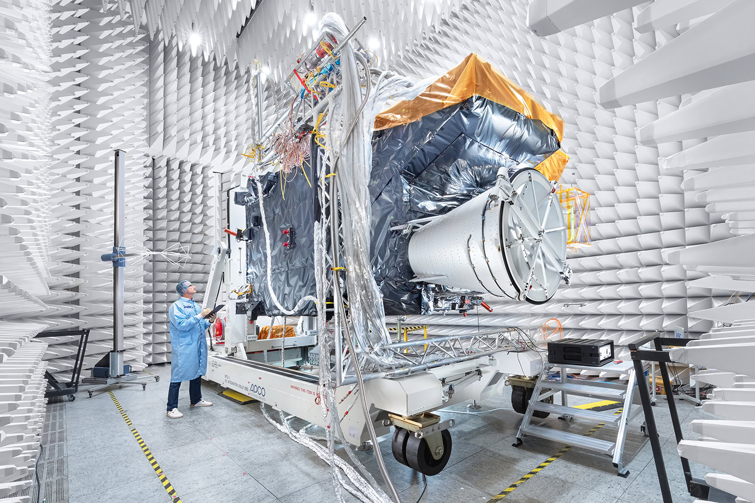 Industrieaufnahme von einem Satellit in einer EMV-Prüfkammer