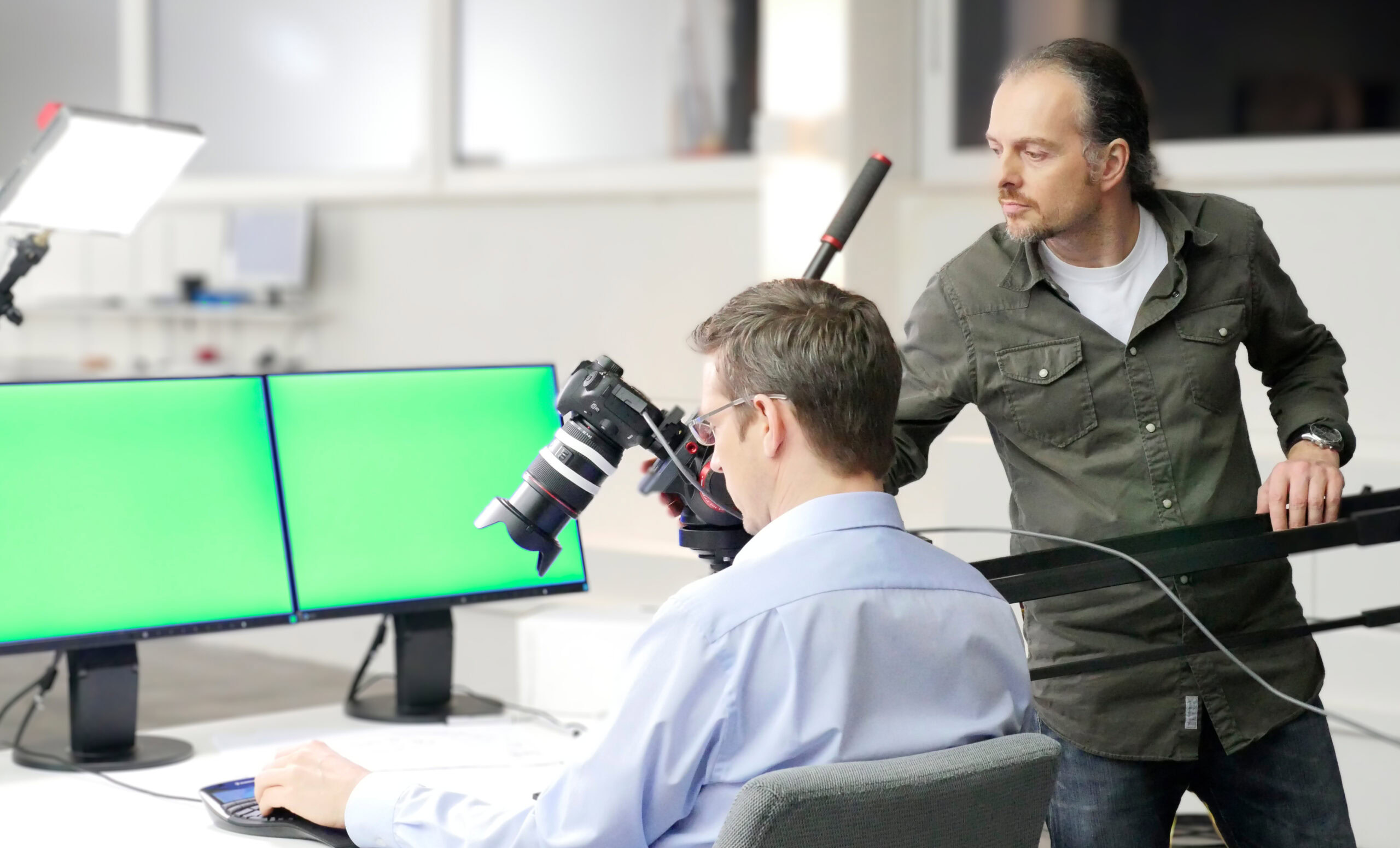 Der Münchner Fotograf und Filmemacher Kai Arndt am Filmset für einen Werbefilm