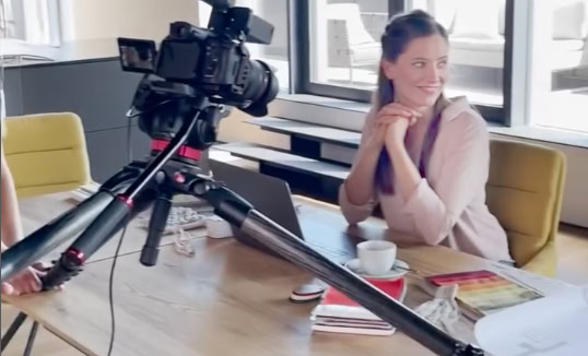 Der Münchner Fotograf und Filmemacher Kai Arndt dreht mit seiner Kamera am Filmset ein Model für einen Werbefilm für Möbel