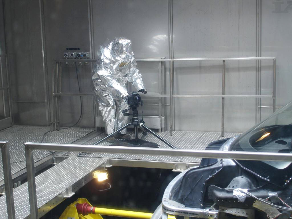 Aufgrund von starker UV-Strahlung trägt der Münchner Industriefotograf Kai Arndt einen Schutzanzug beim fotografieren eines Fahrzeugs