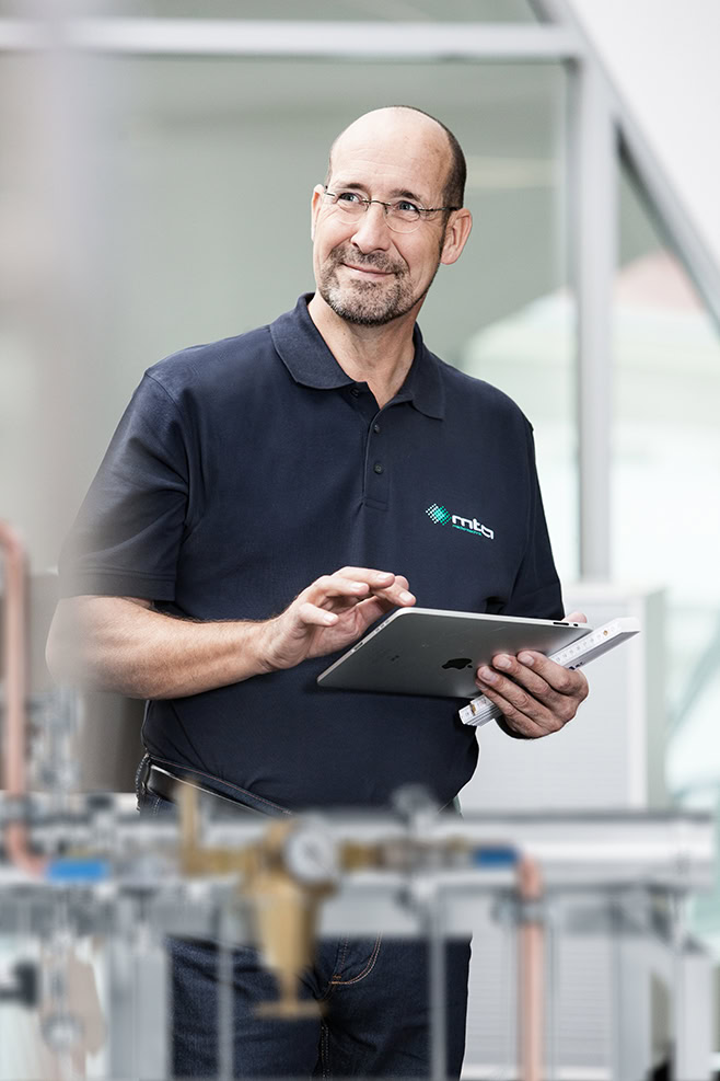 Business-Portrait eines Linde-Mitarbeiters am Arbeitsplatz