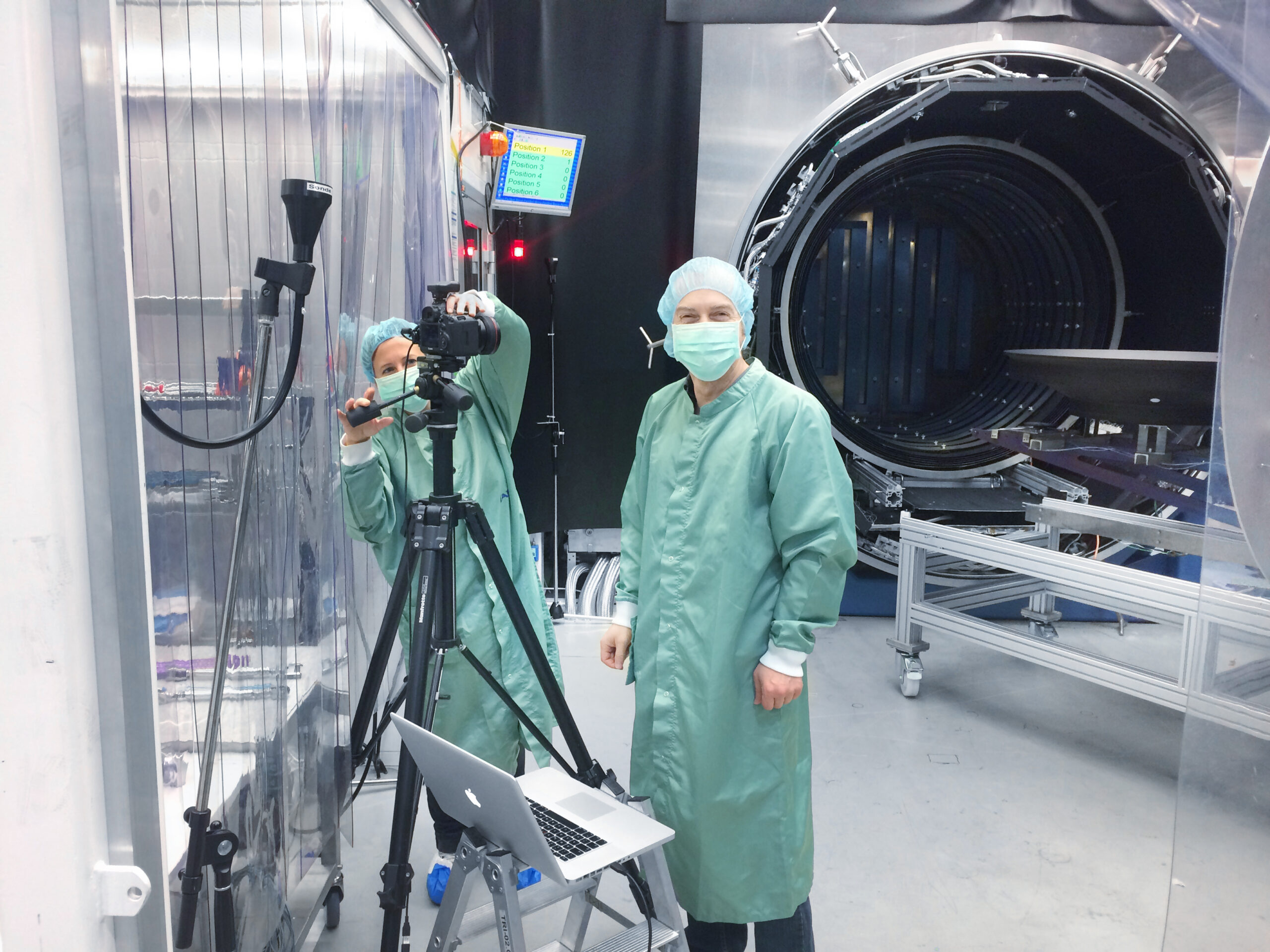 Der Münchner Industriefotograf fotografiert in einem Reinraum eine technische Anlage