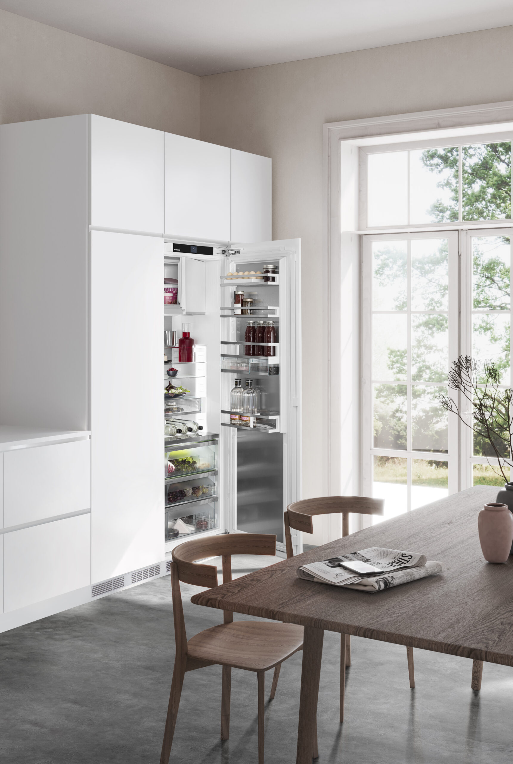 Küche mit offenem Kühlschrank in gemütlicher Atmosphäre