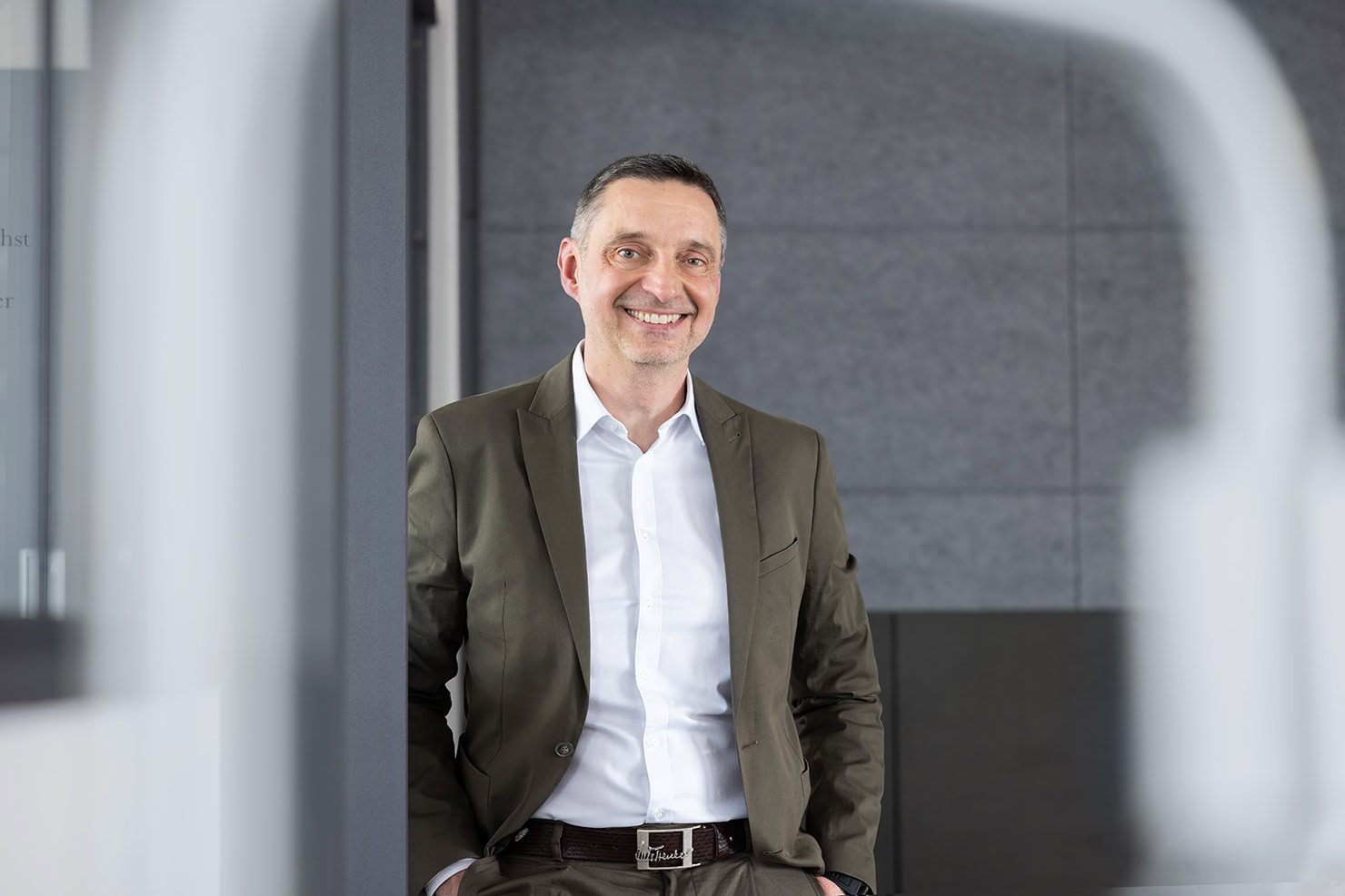 Geschäftsführerfoto im Mietstudio mit schöner Unschärfe im Vordergrund