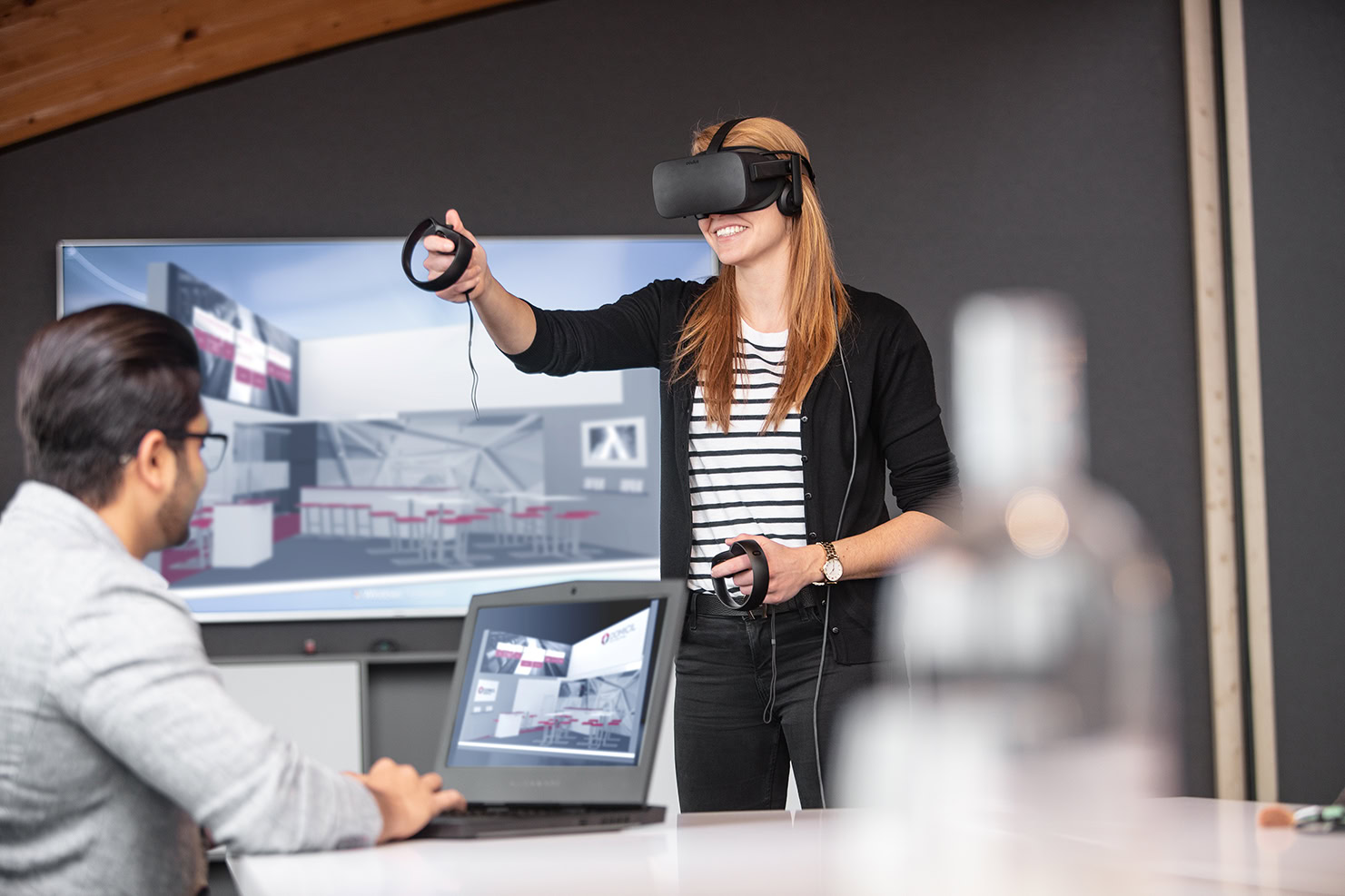 Mitarbeiterin testet VR-Brille mit Kollegen